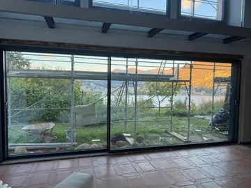 Grande vetrata affacciata sul giardino — Paradiso